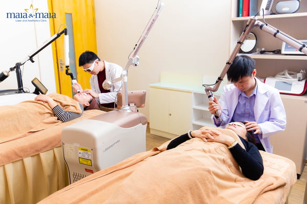 Hình ảnh các bác sĩ điều trị cho khách hàng bằng công nghệ cao tại PK chuyên khoa da liễu Maia Hình ảnh các bác sĩ điều trị cho khách hàng bằng công nghệ cao