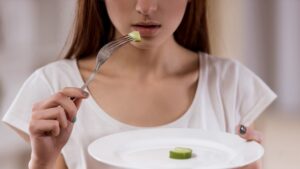 Ăn kiêng quá khắt khe dẫn tới cơ thể thiếu bị những chất dinh dưỡng thiết yếu