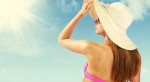 Đội mũ để tránh ánh nắng trực tiếp ảnh hưởng tới vùng da đầu bị bệnh