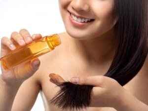 Dùng dầu dưỡng tóc chính là một cách chăm sóc tóc phổ biến