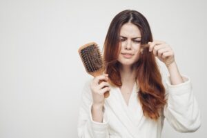 Những chấn thương, cú sốc lớn hoặc bệnh lý tiềm ẩn đều có thể là nguyên nhân khiến tóc bị mọc chậm