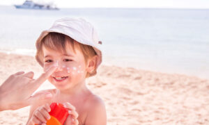 Cần cẩn trọng khi sử dụng kem chống nắng cho trẻ em