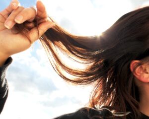 Ít tiếp xúc với ánh nắng mặt trời có thể là một tác nhân gây rụng tóc do thiếu vitamin D