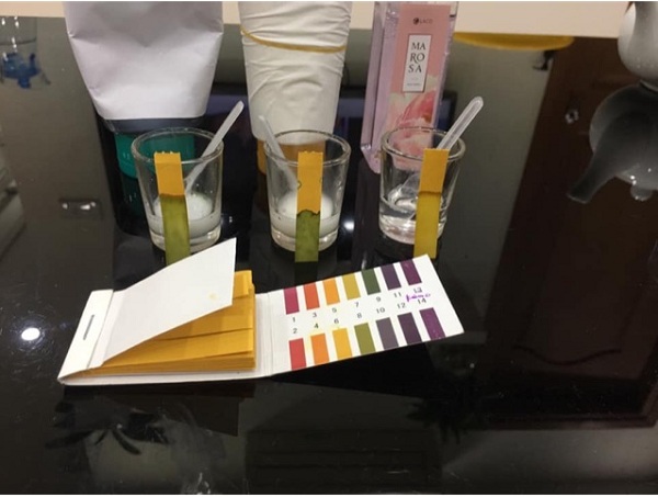 Thử độ pH các loại dầu gội bằng giấy quỳ tím