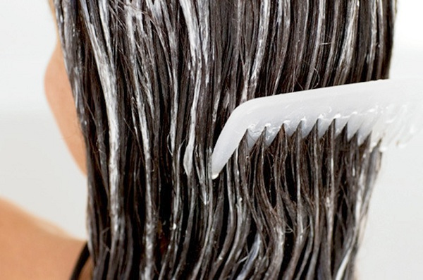 Bạn có thể dùng lược thưa để dầu xả được phân bố đều trên tóc hơn