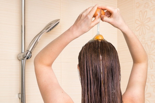 Sử dụng lòng đỏ trứng làm mặt nạ tóc là một cách dưỡng tóc đơn giản mà hiệu quả
