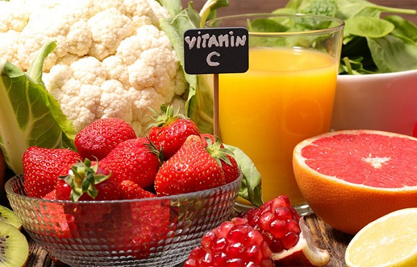 Vitamin C giúp loại bỏ chất bẩn và hóa chất trên da đầu
