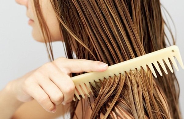 Hãy chải tóc bằng lược thưa để hạn chế tổn thương tóc