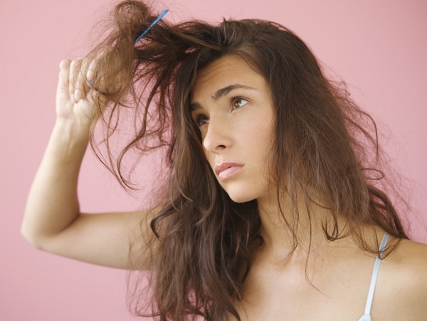 Tóc rối dễ bị kéo đứt trong quá trình chải tóc hay gội đầu