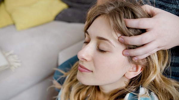 Massage da đầu giúp thúc đẩy lưu thông máu và hỗ trợ phát triển tóc