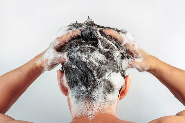 Sủ dụng dầu oải hương dưỡng tóc bằng cách trộn lẫn với dầu gội đầu