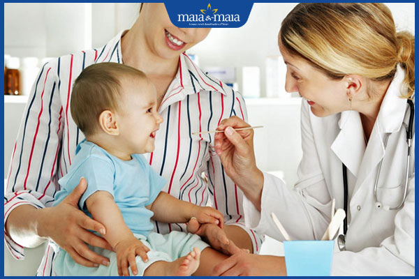 Bé 3 tuổi bị nổi mụn đầu trắng có nguy hiểm không? 3 đưa trẻ đi thăm khám bác sĩ