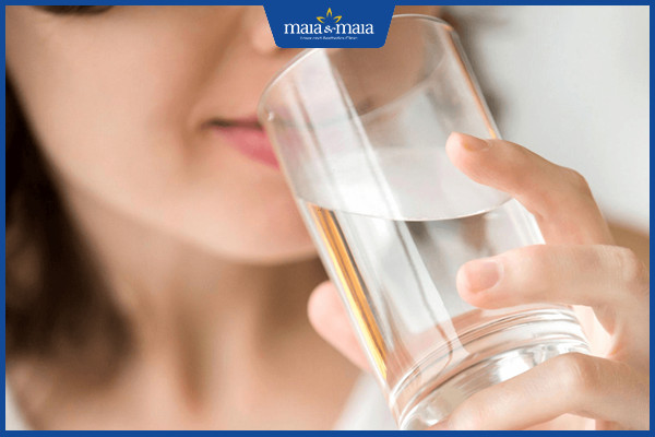 Tăng cường uống nước để cung cấp độ ẩm cho da sau điều trị bớt sắc tố