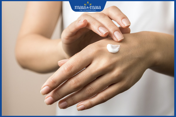 Mụn đầu đen thường xuất hiện ở đâu? Điều trị như thế nào? 4 thoa kem lên tay