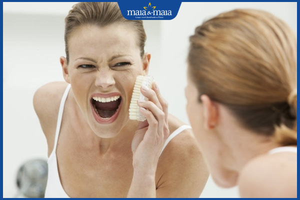 Mụn cám có nên nặn không? Nặn mụn cần lưu ý những gì? 4 chà xát da mặt