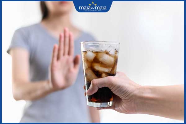 Tẩy nốt ruồi có được uống cà phê không? Nên kiêng những gì? 3 không uống đồ uống có gas