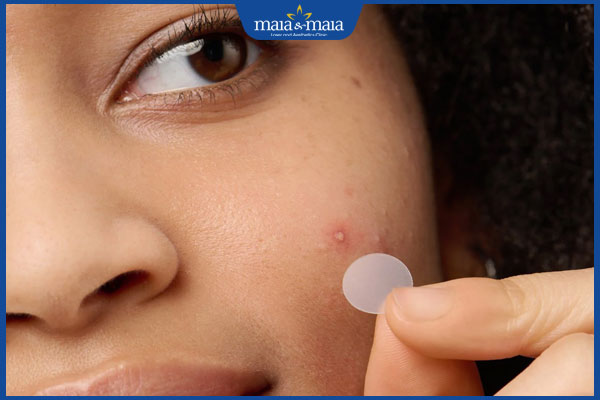 thực hiện dán miếng dán mụn