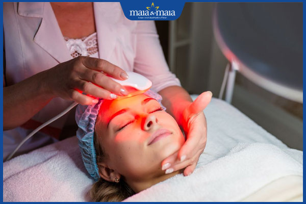 thực hiện trị mụn bằng ánh sáng sinh học