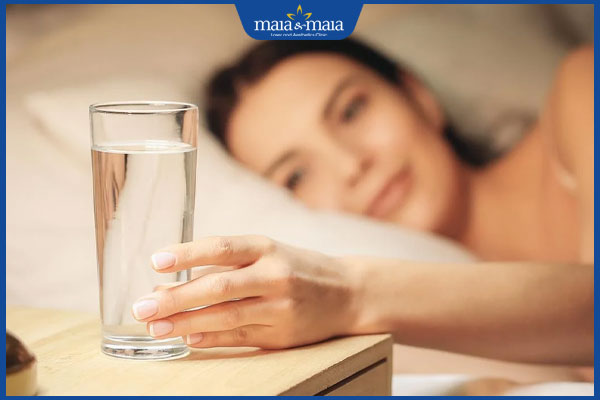 Cách khắc phục tình trạng thức khuya mắt thâm hiệu quả 3 uống nước trước khi đi ngủ