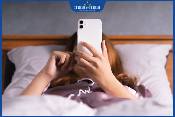 Giải đáp thắc mắc: Dùng điện thoại nhiều có nổi mụn không? 2 dùng điện thoại dễ nổi mụn