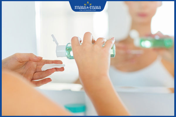 thoa toner vào mặt