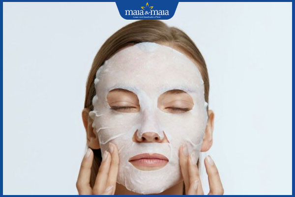 Bỏ túi quy trình chăm sóc da mụn tại nhà với 7 bước đơn giản 4 thực hiện đắp mặt nạ