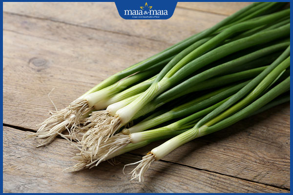 Trị mụn trứng cá bằng hành lá như thế nào? Hiệu quả ra sao? 3 chọn hành lá tươi