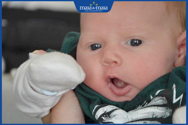 đeo bao tay cho trẻ