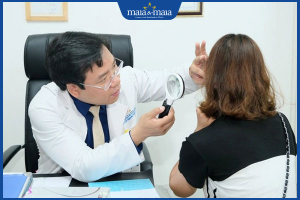bác sĩ thăm tình trạng trị nám bị hỏng