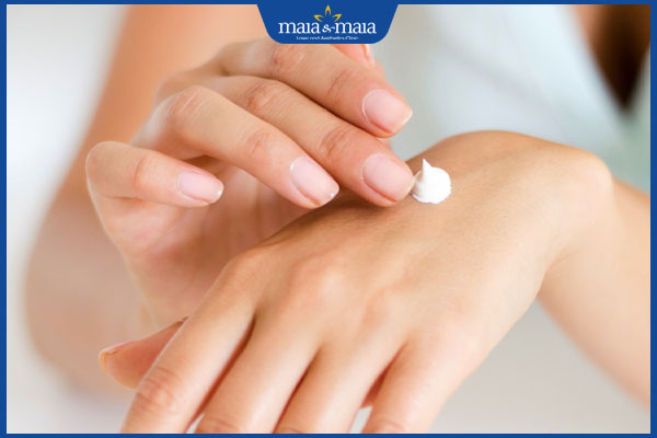 Da nổi đốm nâu ngứa là bị làm sao? Địa chỉ điều trị uy tín 3 bôi kem lên tay