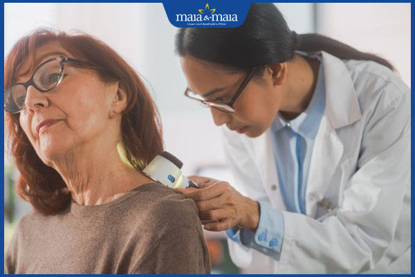 da nổi đốm trắng đi khám bác sĩ