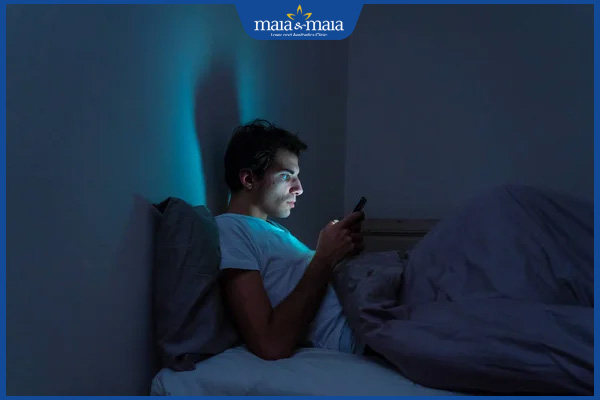 Mắt thâm quầng do đâu? Cách cải thiện và phòng ngừa 2 dùng thiết bị điện tử