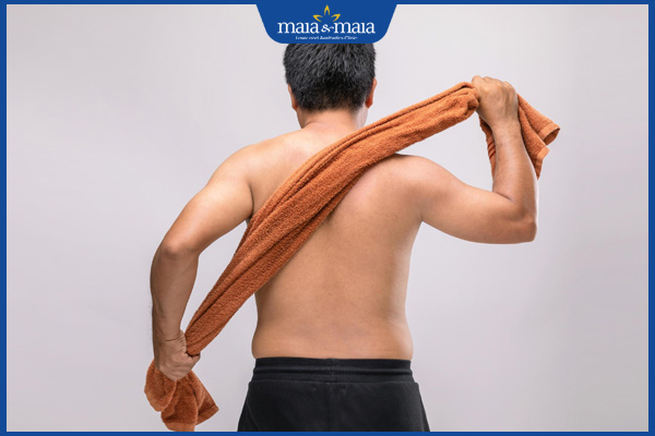 Bật mí các cách trị mụn nhọt ở mông hiệu quả, an toàn 3 lau khô người