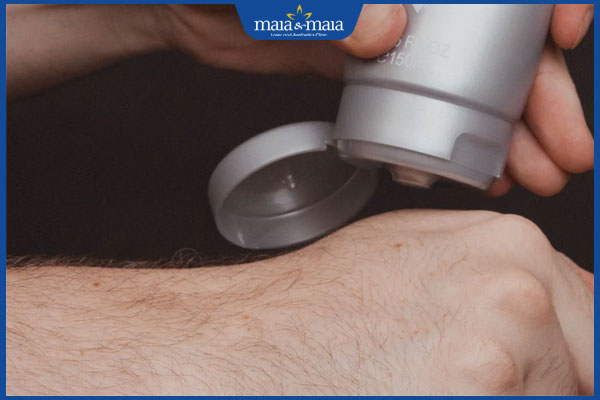 nam giới thử kem tẩy lông lên tay