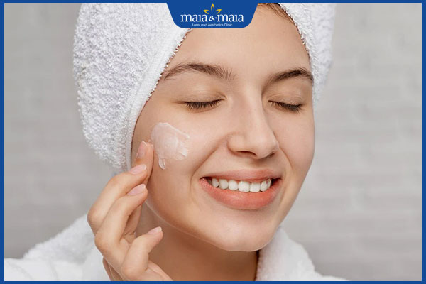 Bỏ túi quy trình chăm sóc da mụn tại nhà với 7 bước đơn giản 5 thoa kem dưỡng ẩm