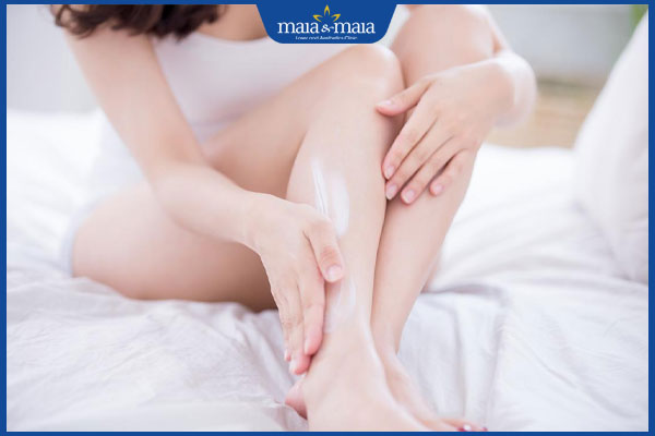 bôi kem dưỡng ẩm cho chân