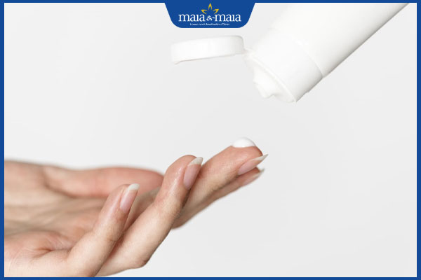 bôi kem dưỡng ẩm