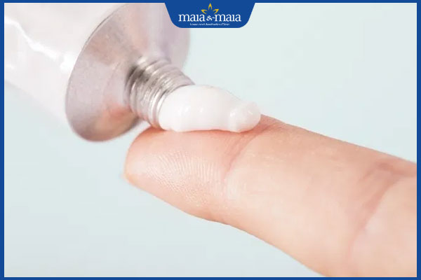 Tẩy nốt ruồi có được rửa mặt không? Tips chăm sóc cần nhớ 3 bôi thuốc mỡ