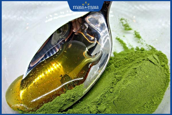bột trà xanh và mật ong