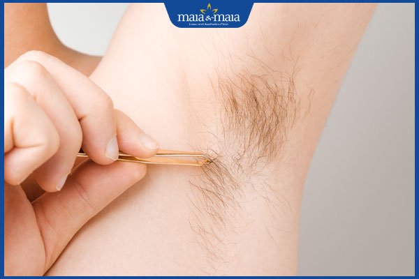 dùng nhíp nhổ lông nách