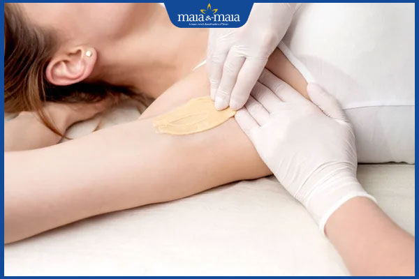 Wax lông nách bị chảy máu có sao không? Cách khắc phục 6 kéo sáp wax lông nách