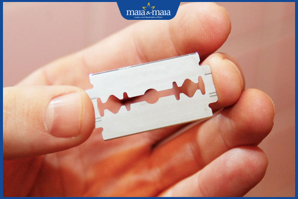 Cạo lông nách bằng lưỡi lam như thế nào? Rủi ro có thể gặp 2 lưỡi dao lam