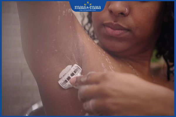 nữ tự cạo lông nách tại nhà