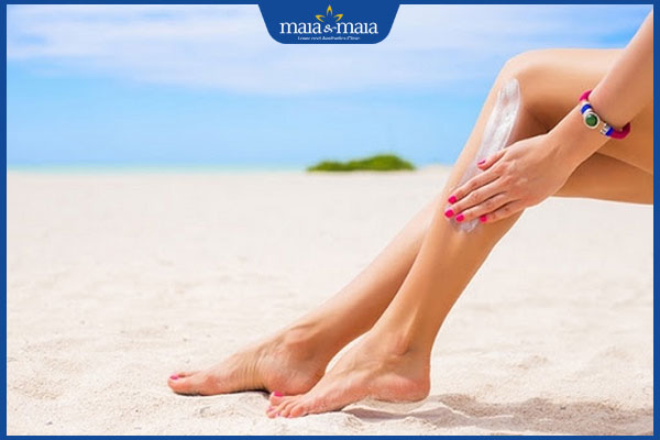 thoa kem chống nắng chân
