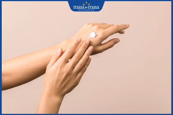 thoa kem dưỡng da tay