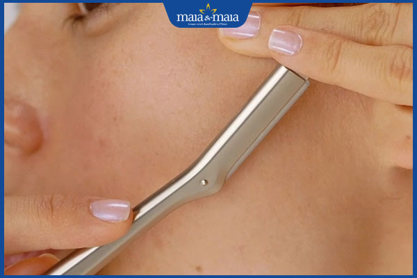 thực hiện cạo lông mặt