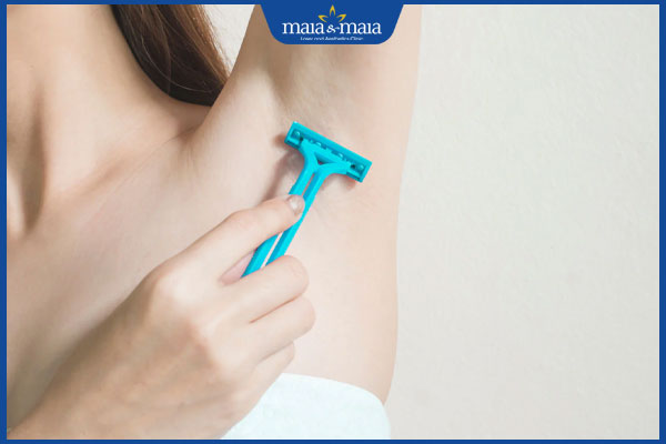 thực hiện cạo lông nách