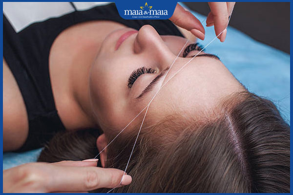 tiến hành cạo lông mặt bằng chỉ