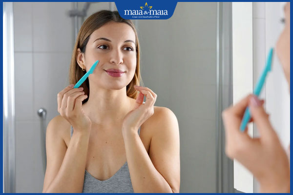 tiến hành cạo lông mặt