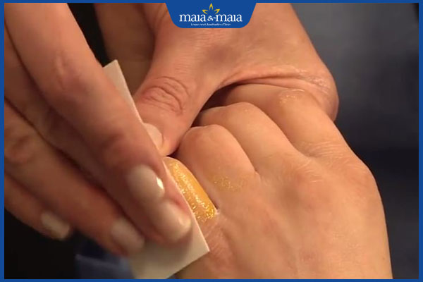 wax lông ngón tay bằng sáp